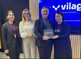 Livro da ACI é entregue a diretores da Vilage